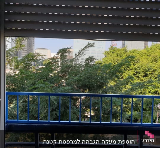 חלון פתוח עם תריסים ומעקה כחול